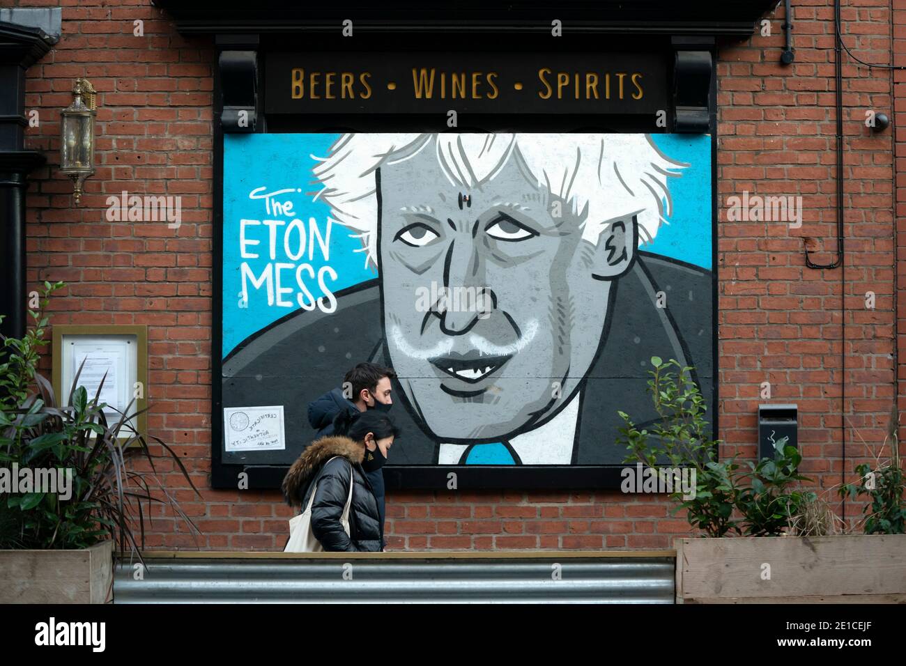 Manchester, Regno Unito. 6 gennaio 2021. Un murale satirico del primo ministro Boris Johnson è visto su un bar imbarcato a Manchester quando il paese entra in un terzo blocco nazionale di fronte al Coronavirus, Manchester, Regno Unito. Credit: Jon Super/Alamy Live News Foto Stock