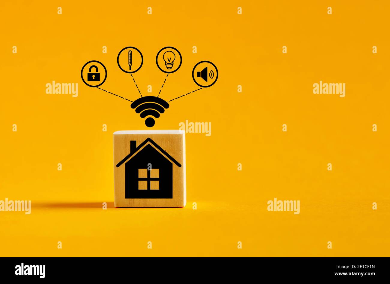 Blocco di legno con icone della rete internet della casa e della tecnologia dell'innovazione. Concetto di sistema di controllo intelligente per l'automazione domestica. Foto Stock