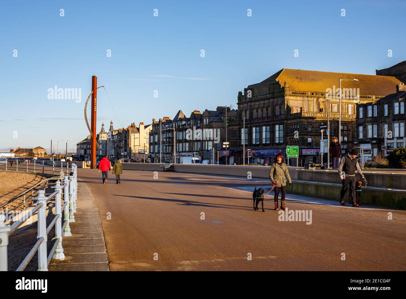 Morecambe, Lancashire, Regno Unito. 6 gennaio 2020. Persone Exerxising sulla passeggiata a Morecambe, è srilll essenziale y=per mantenere la seperation 2.00m per fermare la diffusione del virus Morecambe e Lancasters tasso di infezione rimane a 342 per 100,000 credito: PN News / Alamy Live News Foto Stock