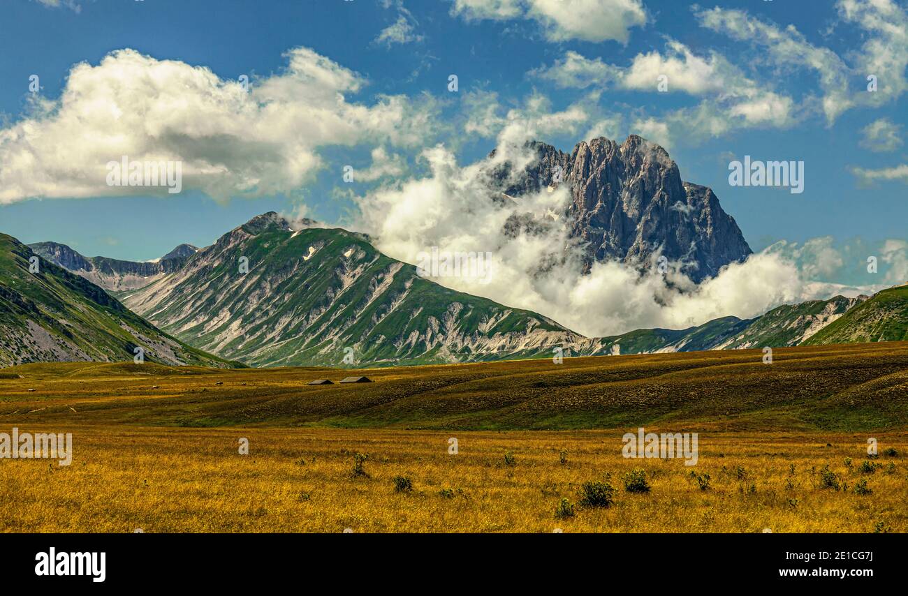 Il Corno Grande, il picco dell'Appennino, spicca tra le nuvole. Abruzzo Foto Stock