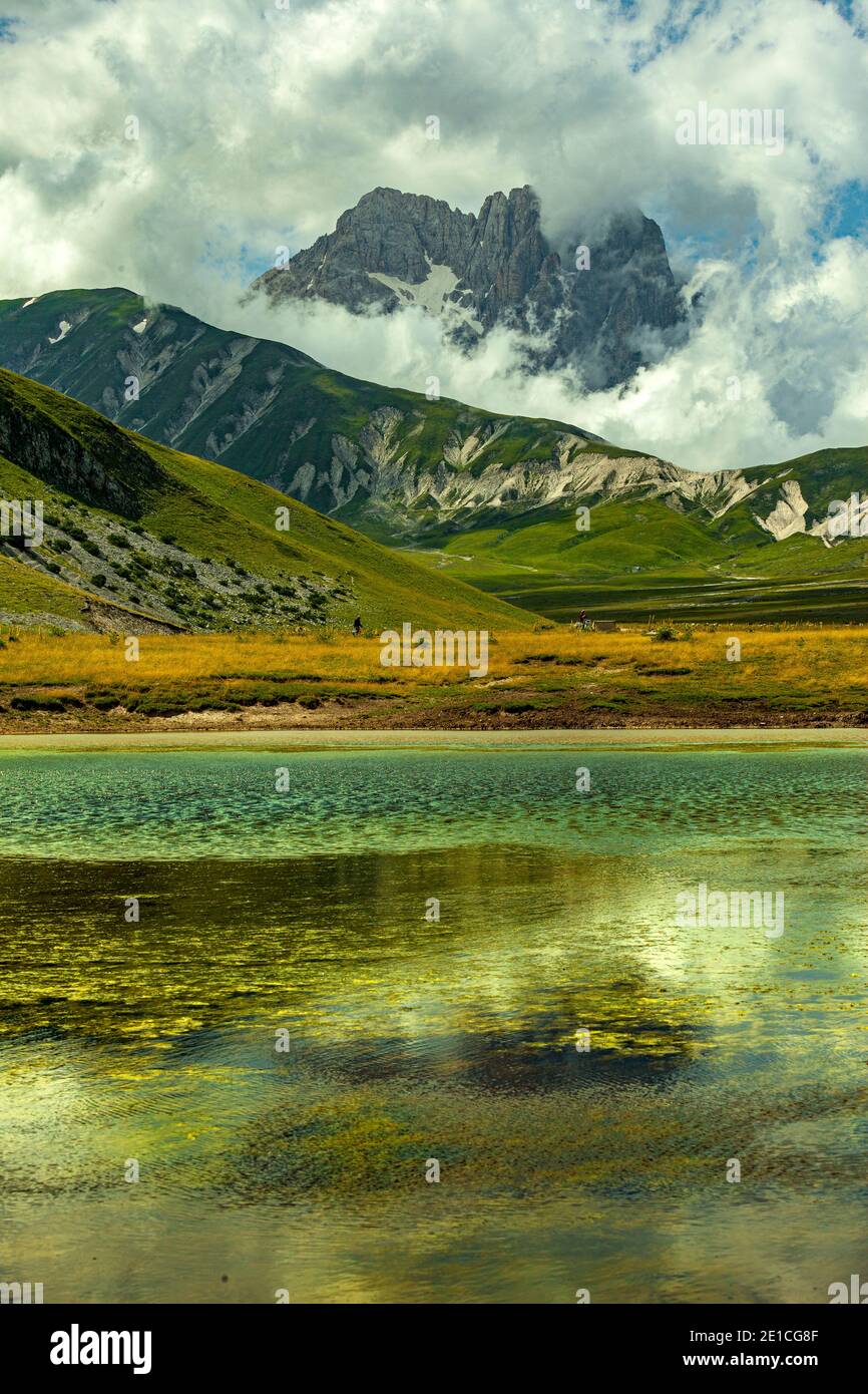 Tra le nuvole spicca il Corno Grande, vetta dell'Appennino. Parco Nazionale del Gran Sasso e Monti della Laga, Abruzzo, Italia, Europa Foto Stock