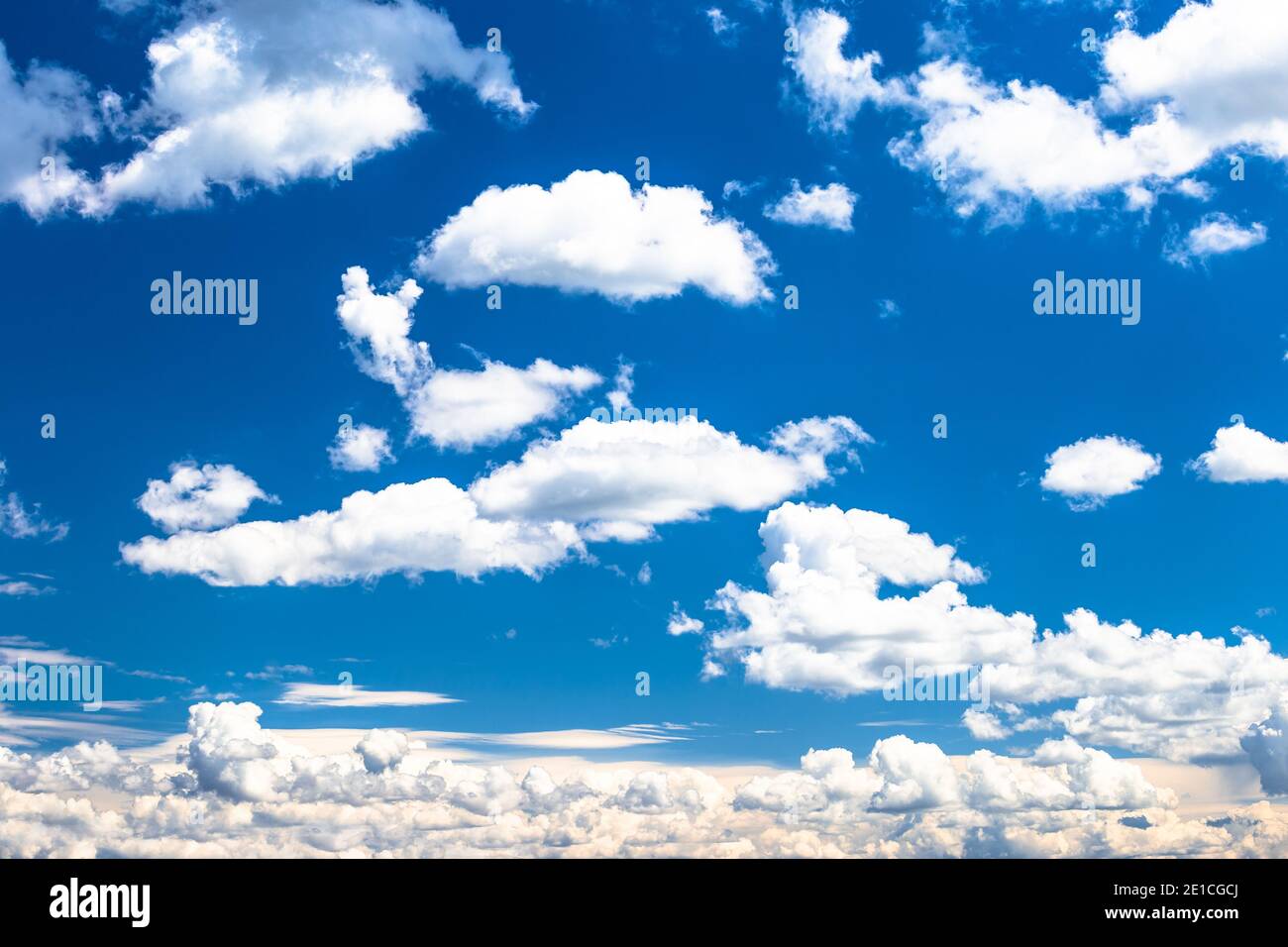 Bel cielo blu luminoso con nuvole bianche, sfondo naturale Foto Stock