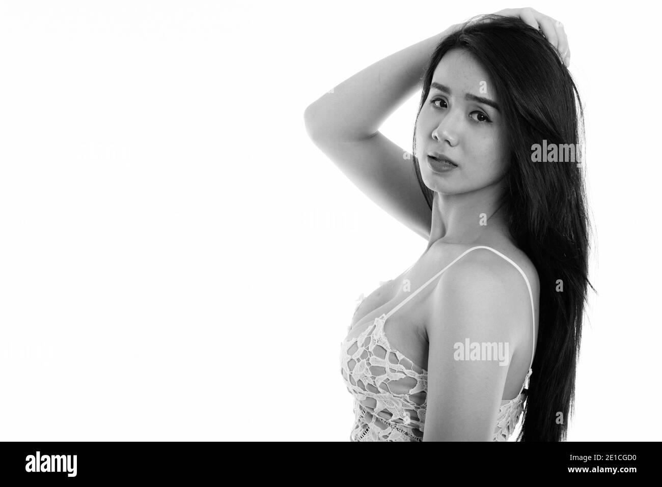 Studio shot di giovani asiatici transgender donna guardando indietro con la mano sulla testa Foto Stock