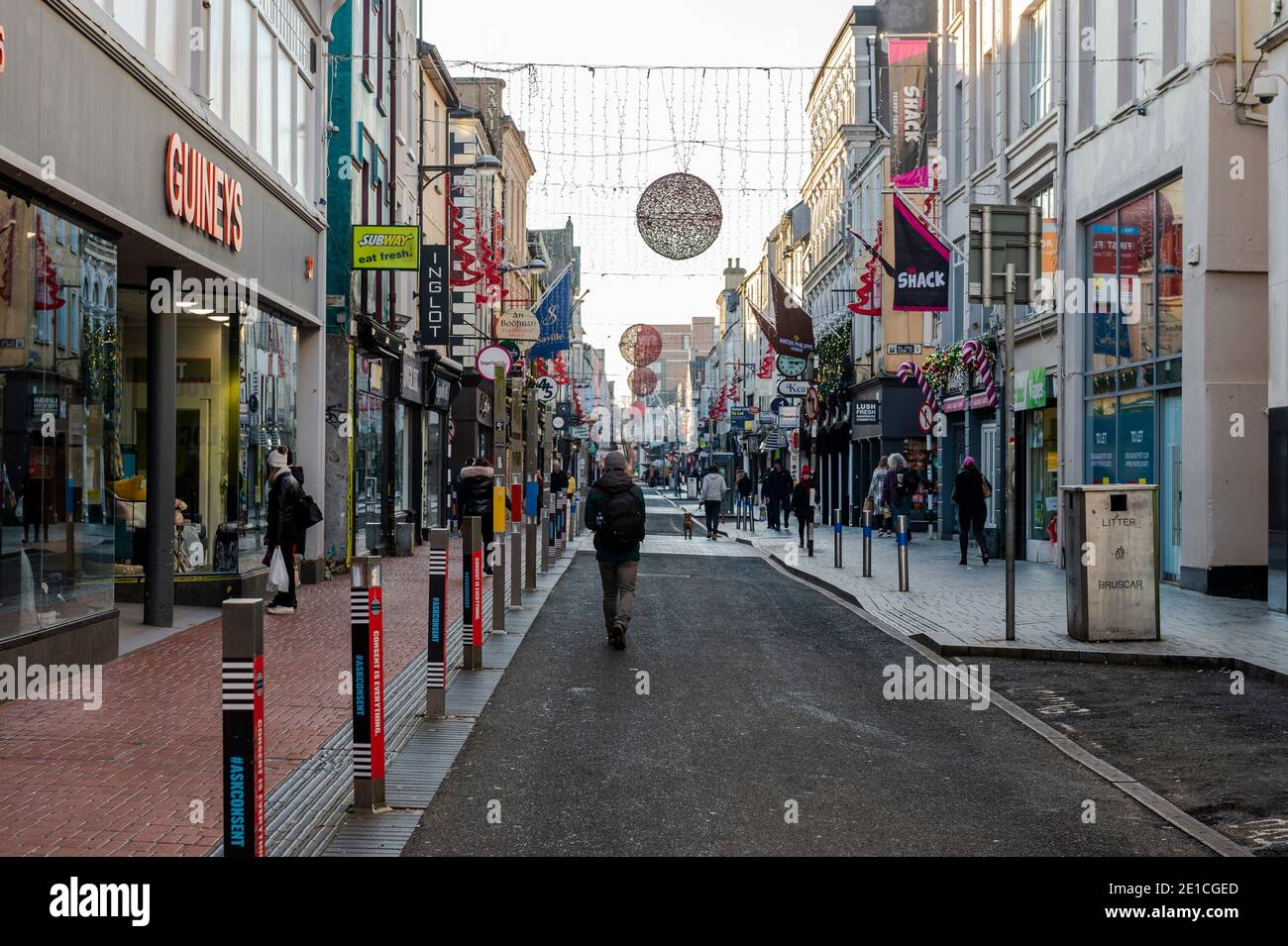 Cork, Irlanda. 6 gennaio 2021. Il centro di Cork è stato tranquillo questo pomeriggio, a causa delle restrizioni di blocco del Coronavirus livello 5. Credit: AG News/Alamy Live News Foto Stock