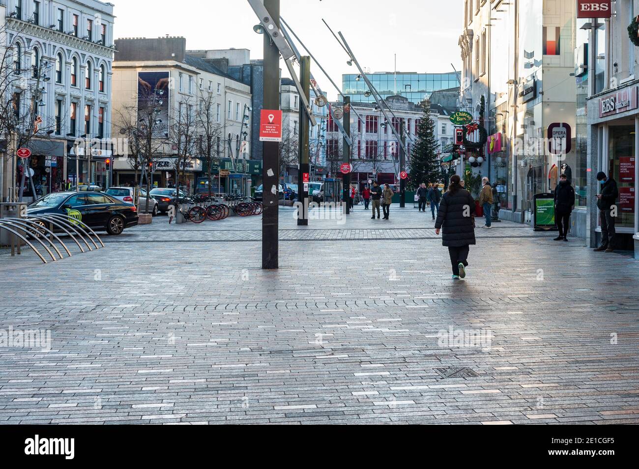 Cork, Irlanda. 6 gennaio 2021. Il centro di Cork è stato tranquillo questo pomeriggio, a causa delle restrizioni di blocco del Coronavirus livello 5. Credit: AG News/Alamy Live News Foto Stock