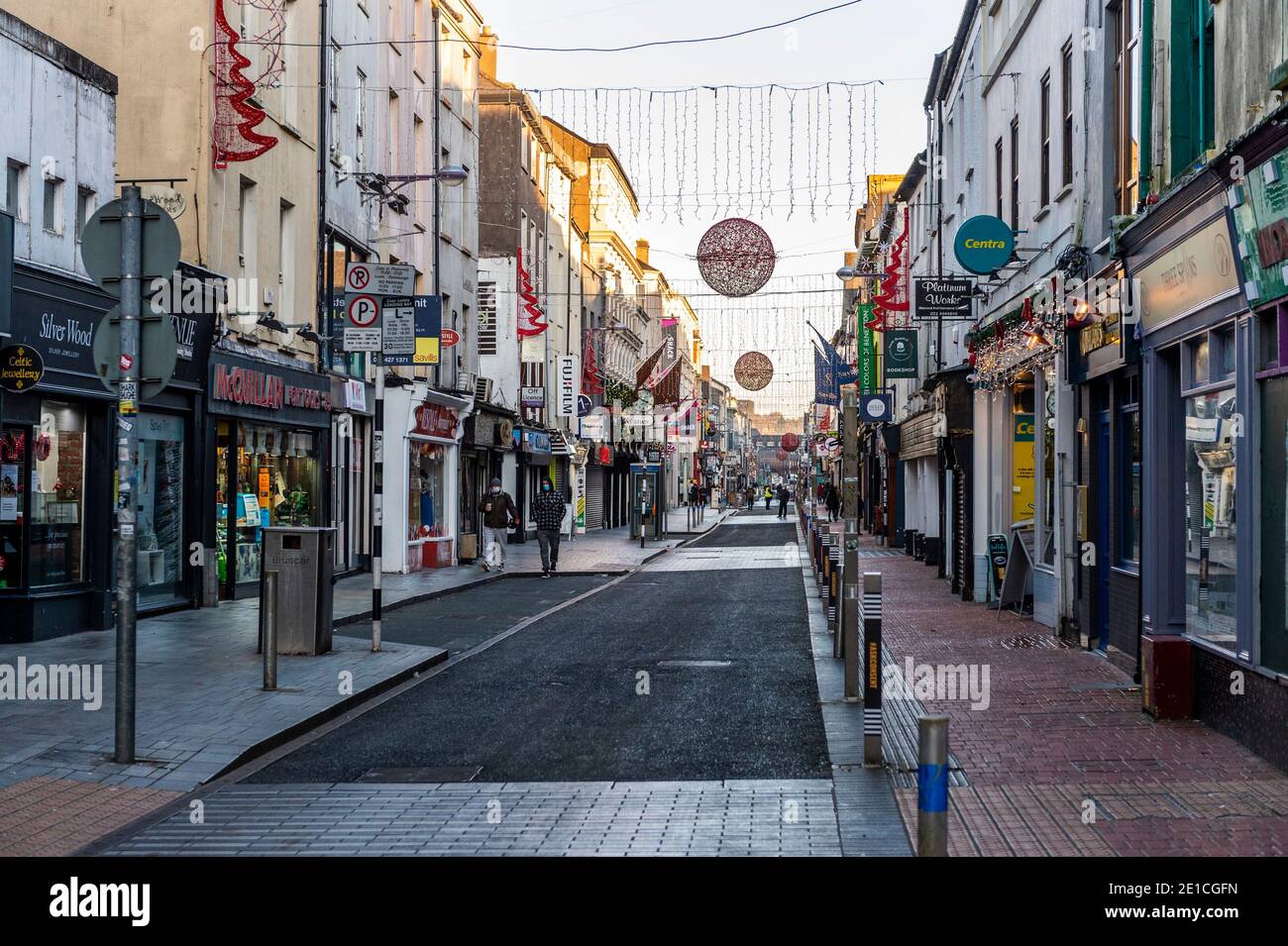 Cork, Irlanda. 6 gennaio 2021. Il centro di Cork è stato tranquillo questo pomeriggio, a causa delle restrizioni di blocco del Coronavirus livello 5. Credit: AG News/Alamy Live News Foto Stock