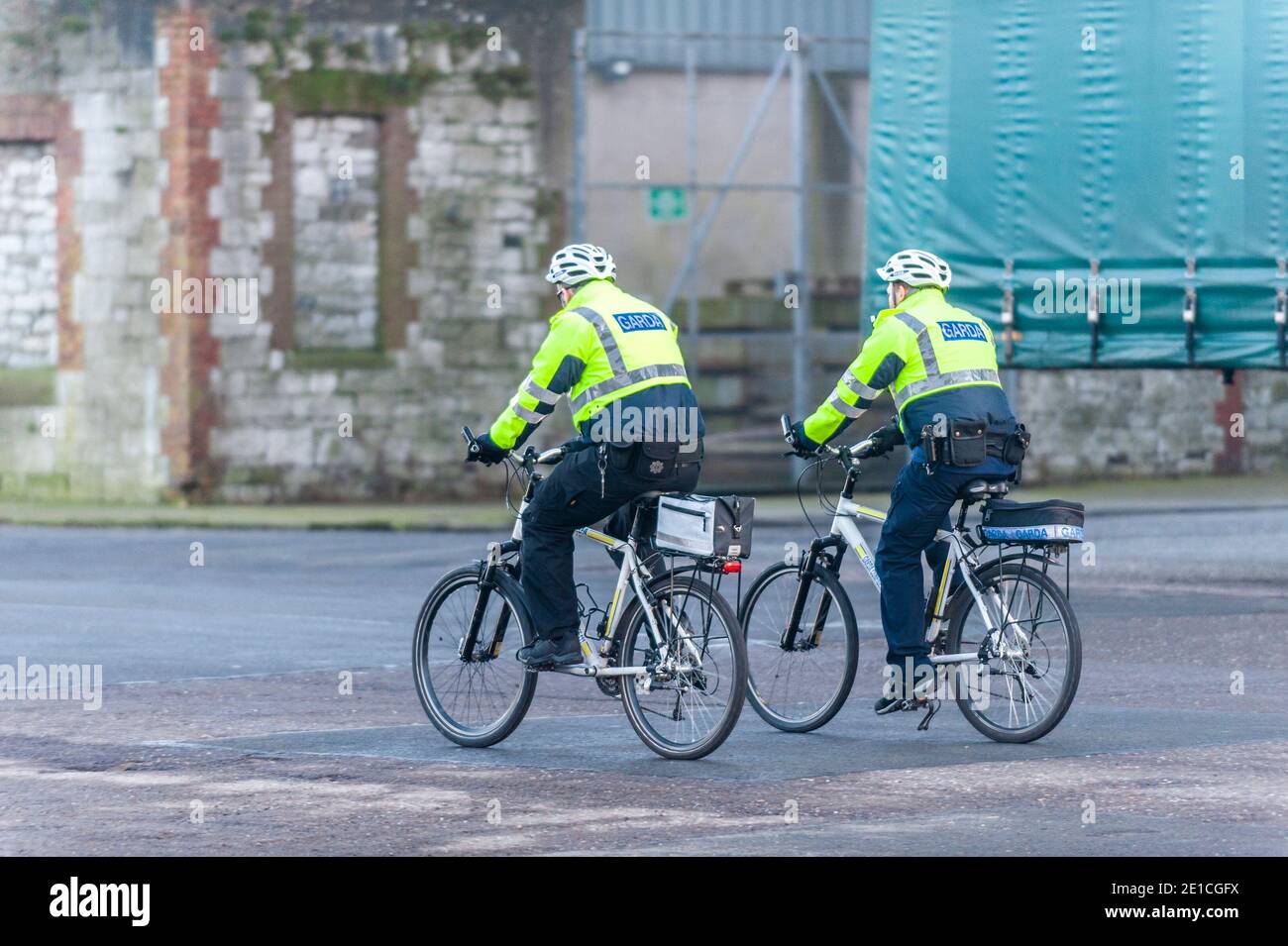 Cork, Irlanda. 6 gennaio 2021. Anche se il centro di Cork era tranquillo questo pomeriggio, a causa delle restrizioni di blocco del Coronavirus livello 5, Gardai ancora pattugliava. Credit: AG News/Alamy Live News Foto Stock
