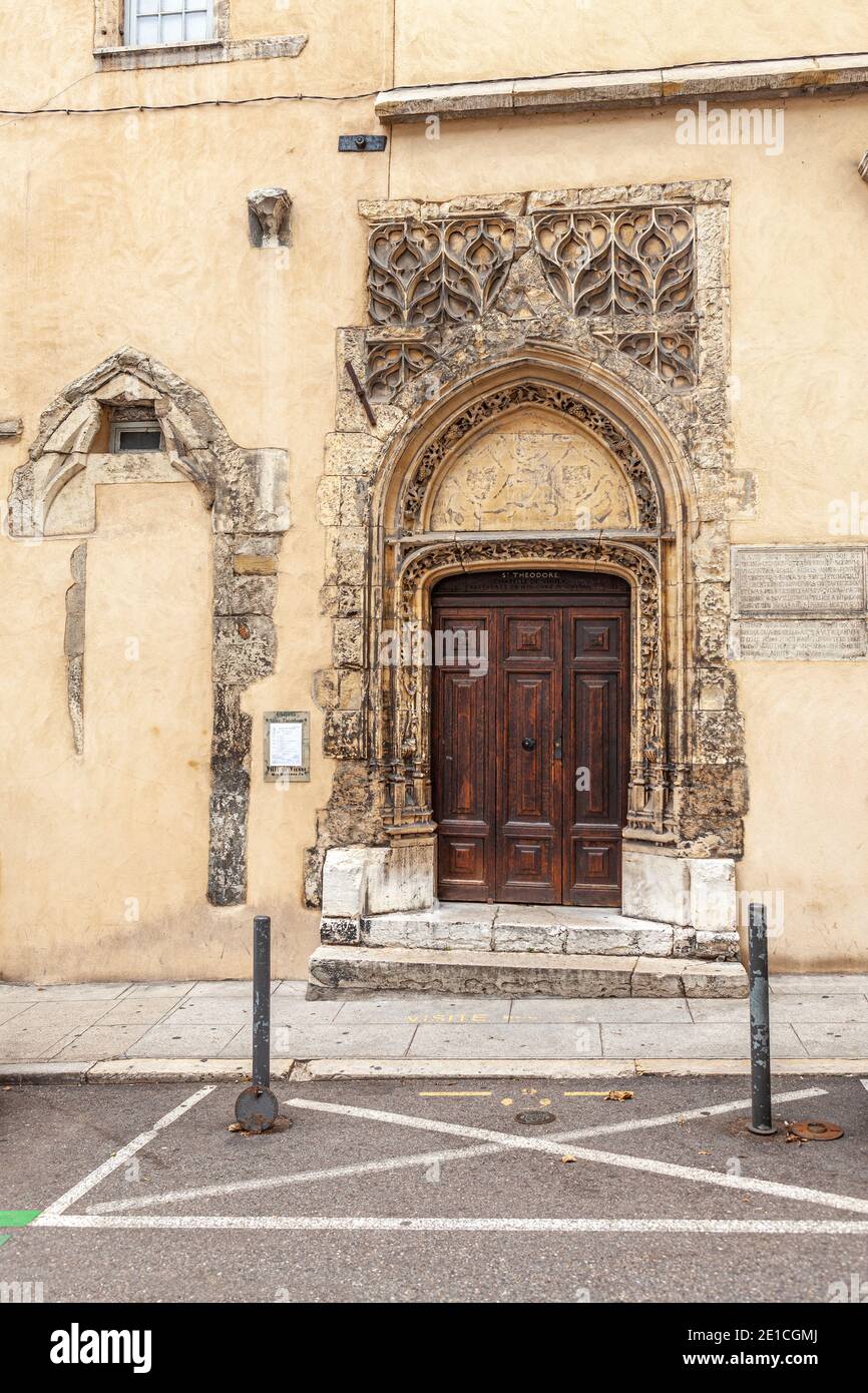 Portale d'ingresso alla cappella di san teodoro in Vienne. Auvergne-Rhône-Alpes, Francia, Europa Foto Stock