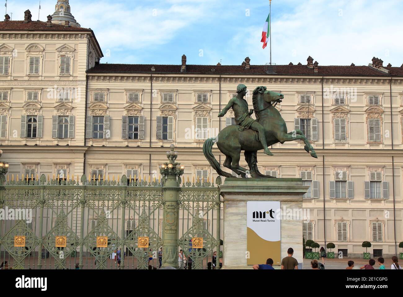 Torino - settembre 2020: Vista panoramica di Piazza Castello e di Via Roma dal cortile del palazzo reale Foto Stock
