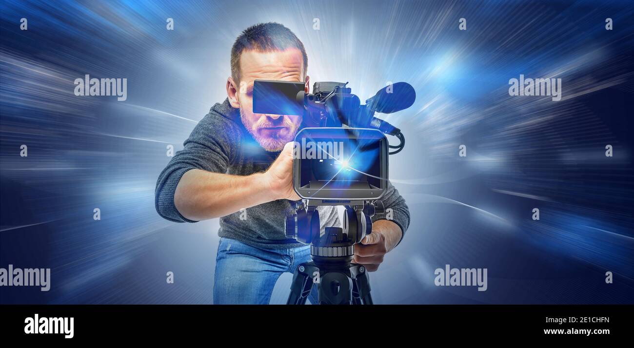 Operatore con una telecamera su uno sfondo tecnologico astratto. Tecnologie video digitali Foto Stock