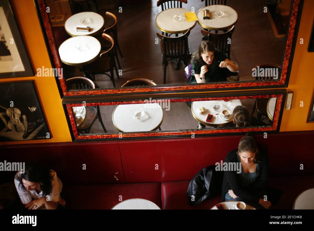 Come ospiti del Cafe del Real in Plaza Isabel II visto attraverso uno specchio. Foto Stock