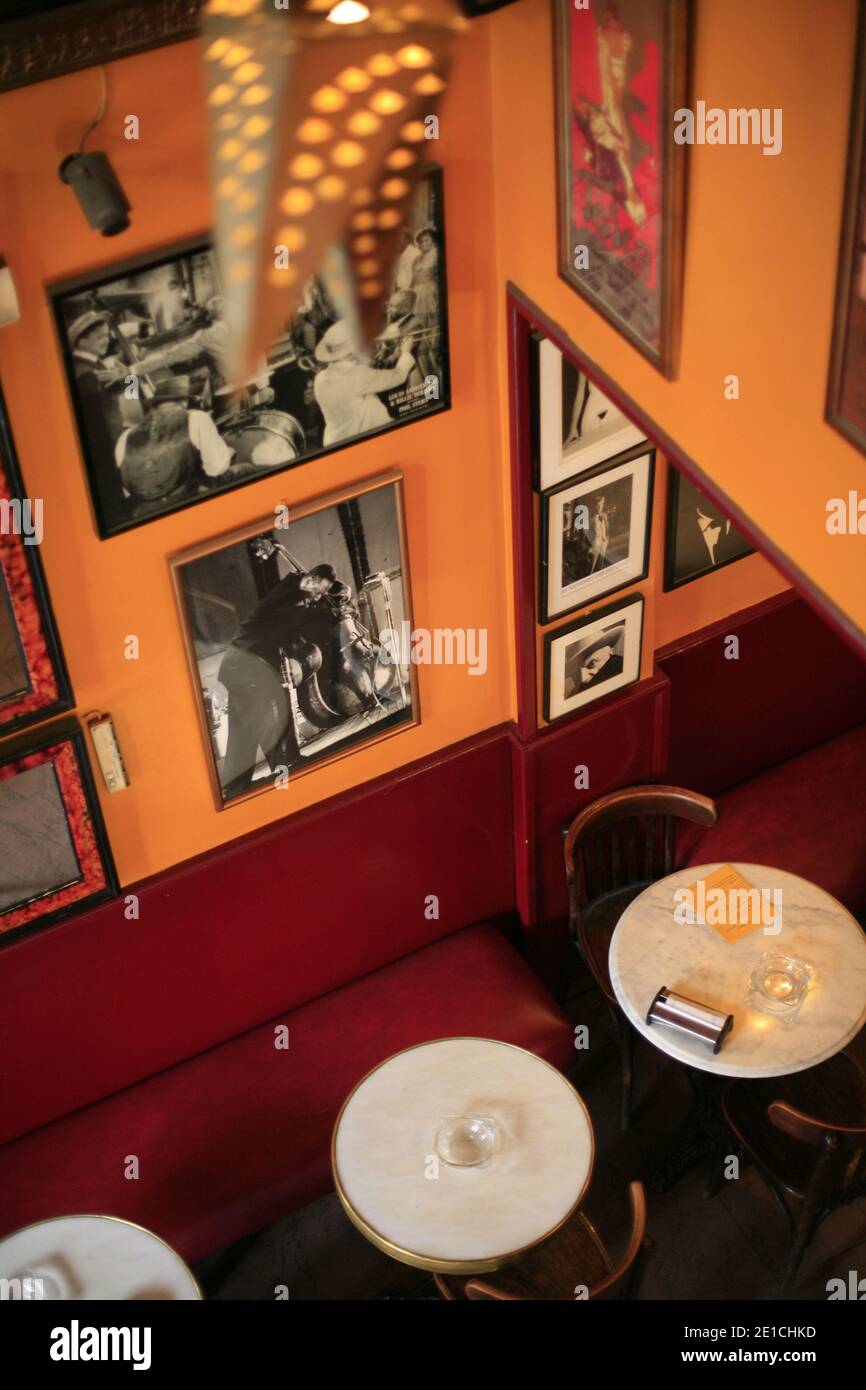 Empty cafe Cafe del Real Plaza lungo piazza Isabel II. Foto Stock