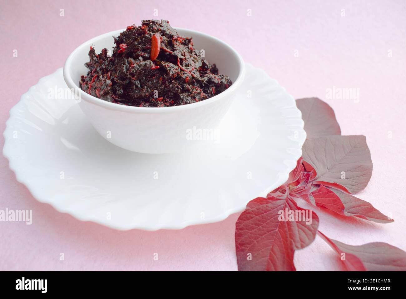 Chowli rossi bhaji o foglie di Amaranth alla luce del sole. Verdure biologiche verdi stagionali indiane in giardino da cucina. Foto Stock