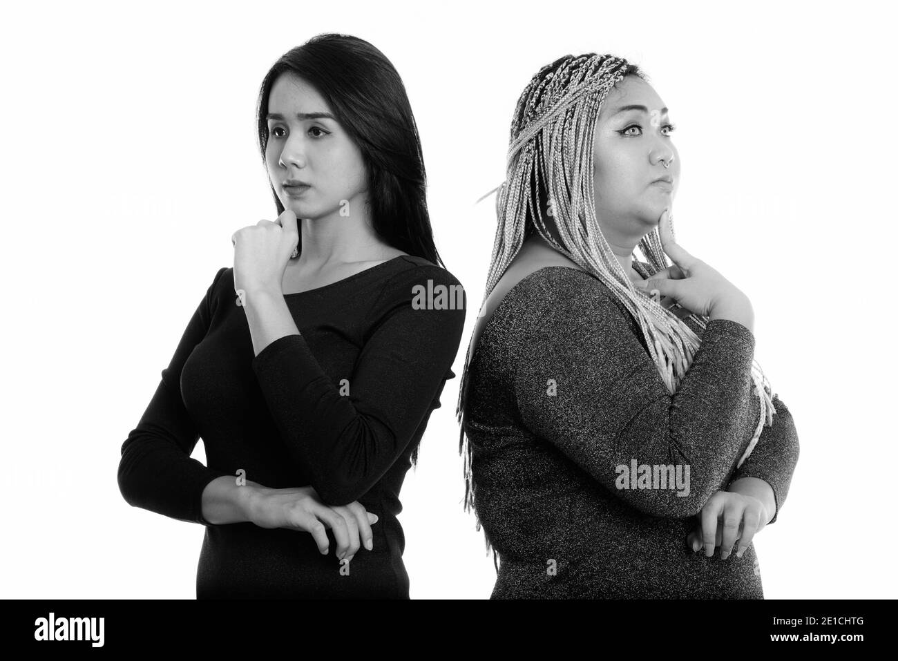 Giovani asiatici transgender donna e grasso donna asiatica pensare insieme con dorso a dorso Foto Stock