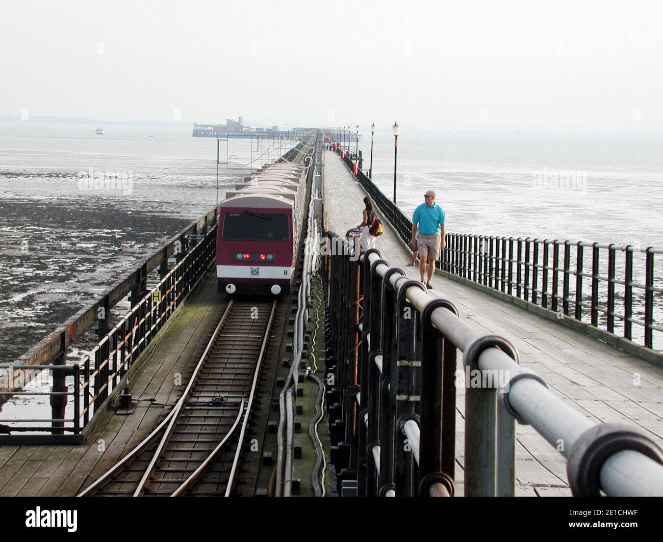 Southend Pier Railway Southend, molo lungo un chilometro e mezzo circa con treno e camminatore Foto Stock