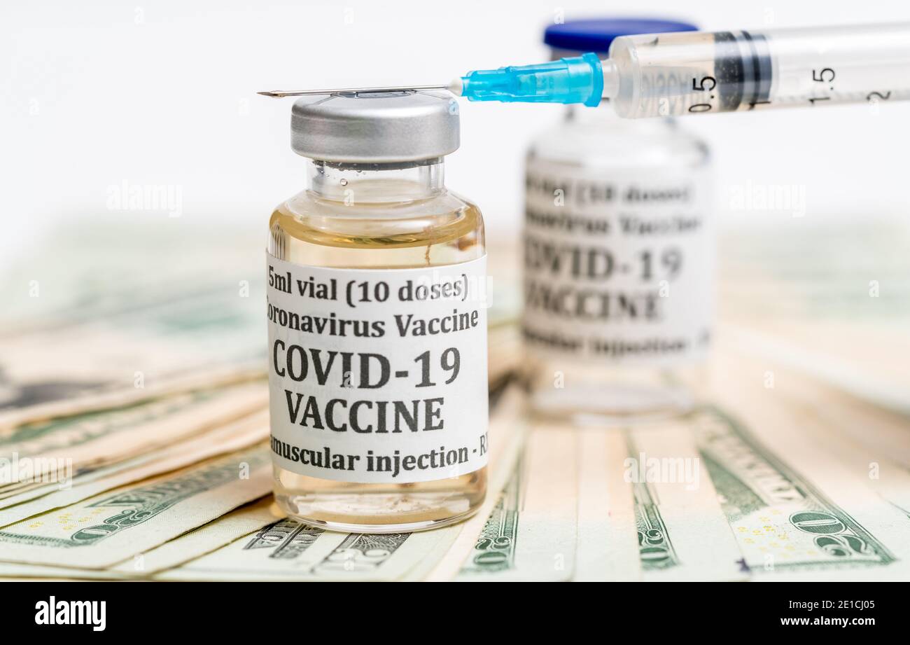 Vaccino del coronavirus Covid-19 con ago della siringa ipodermica posizionato sul palo di contanti per suggerire il pagamento per la vaccinazione precoce Foto Stock