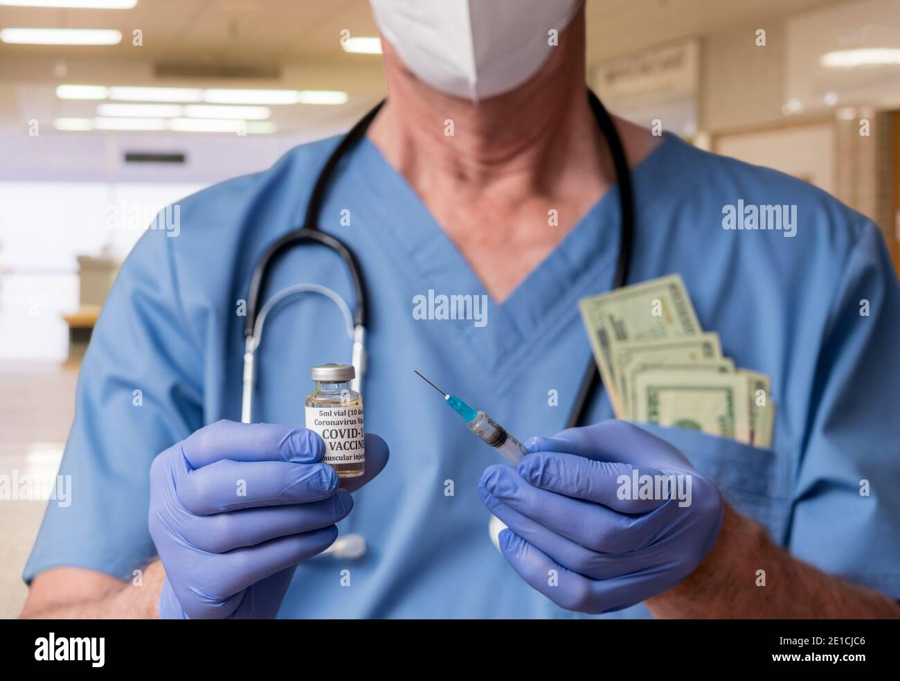 Infermiere senior con siringa che prepara una dose di vaccino in cambio di denaro per battere la linea di priorità o coda Foto Stock