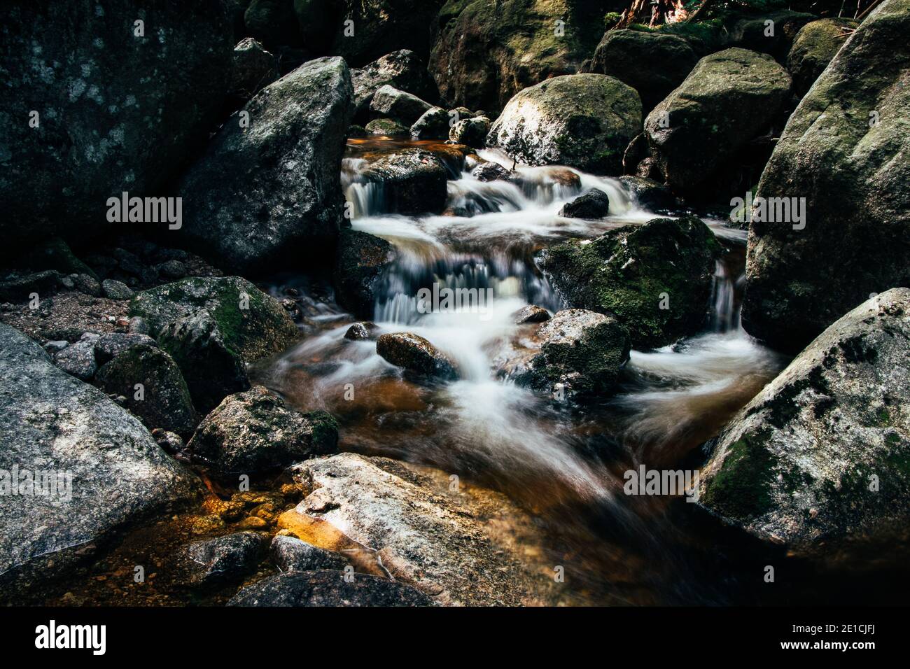 Vista panoramica di un pittoresco fiume nascosto nelle montagne Jizera, nel nord della Repubblica Ceca, dove la maggior parte della ricchezza naturale è nascosta. M Foto Stock