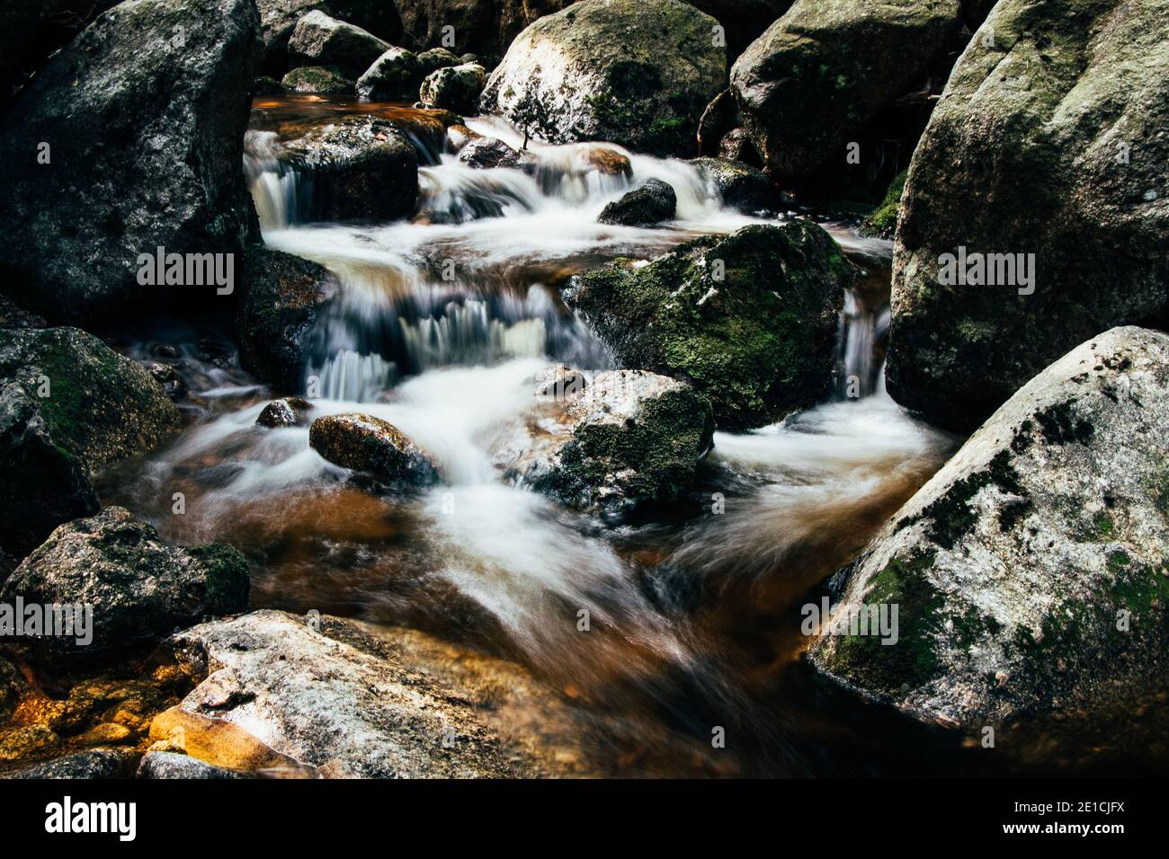 Vista panoramica di un pittoresco fiume nascosto nelle montagne Jizera, nel nord della Repubblica Ceca, dove la maggior parte della ricchezza naturale è nascosta. M Foto Stock