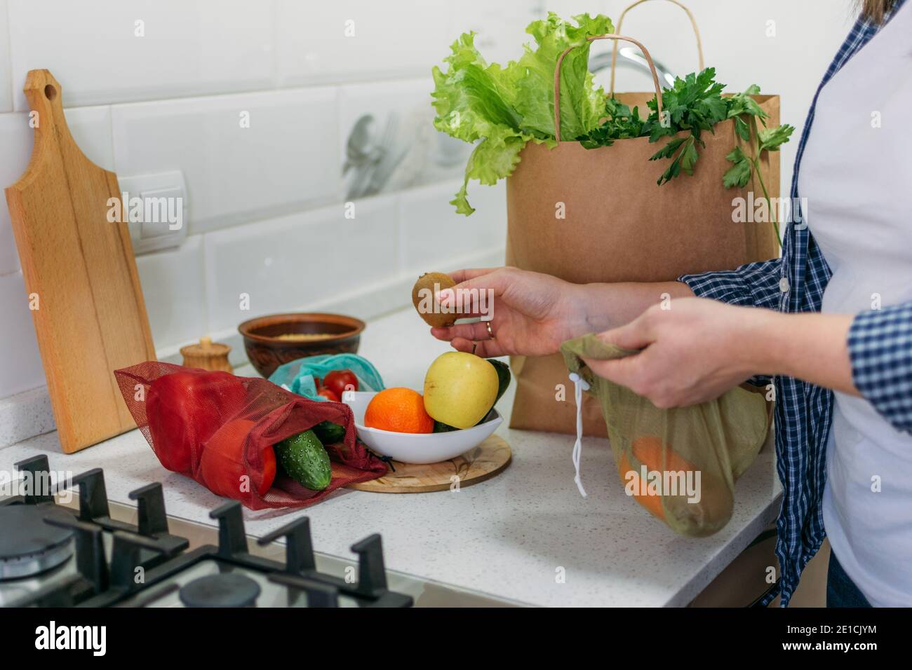 Preparare pasti sani in cucina casalinga. Cambiamenti coscienti della salute, perdita di peso, detox, dieta, risoluzioni di nuovi anni calci dentro Foto Stock