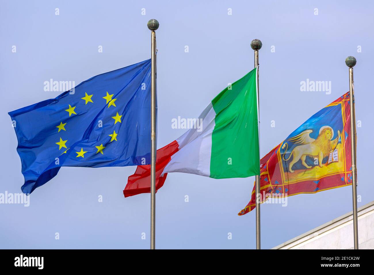 Venezia, Italia - 10 gennaio 2017: City Lion Bandiere italiane ed europee insieme a Venezia, Italia. Foto Stock