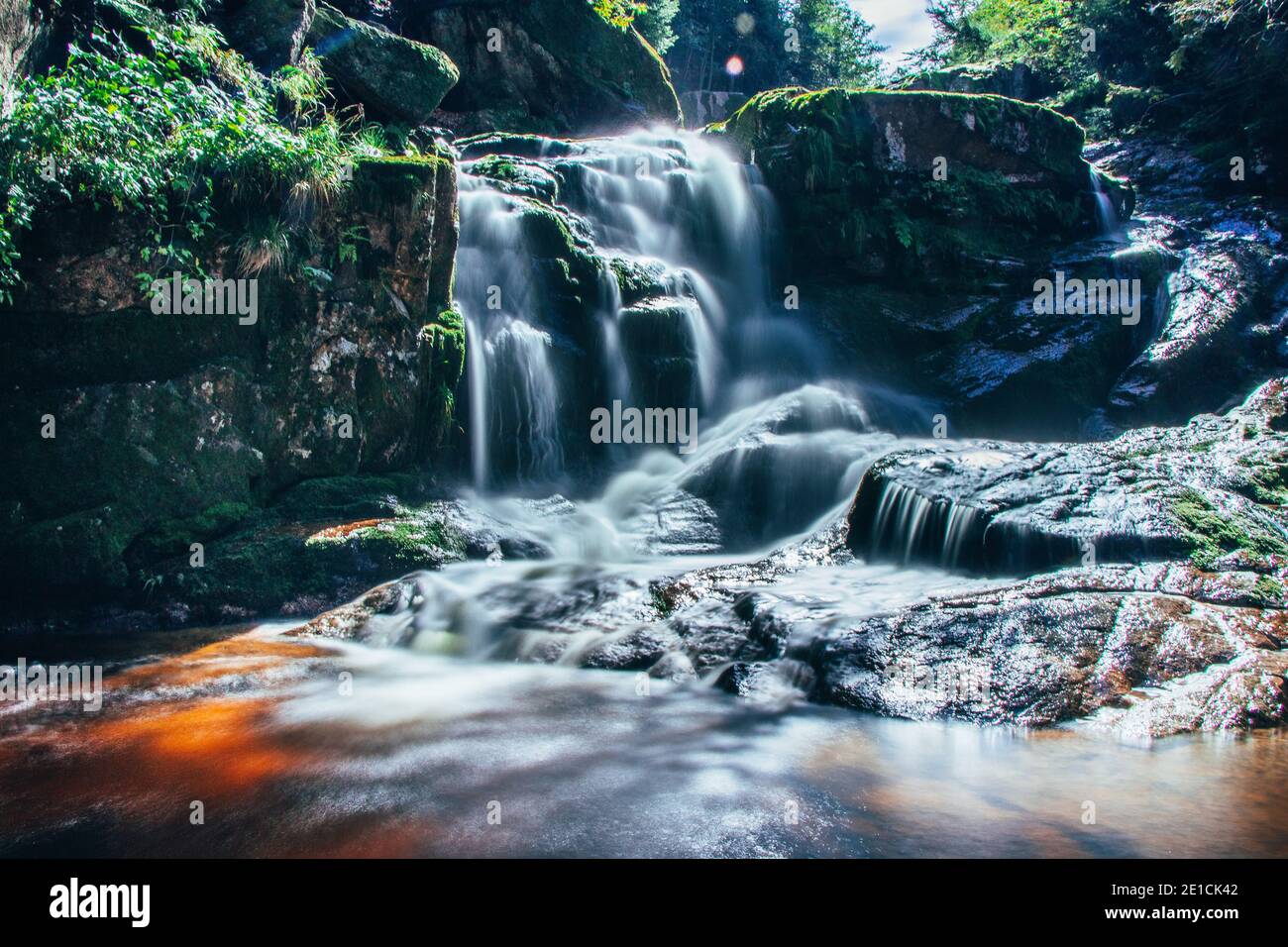 Fantastica cascata Poledni sul fiume Bila Opava nei Monti Jizera vicino al confine polacco. Deserto ceco. Molla con forza tremenda Foto Stock