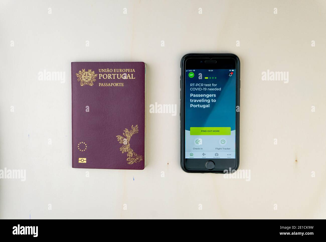 Foto aerea del passaporto portoghese e dello smartphone Foto Stock