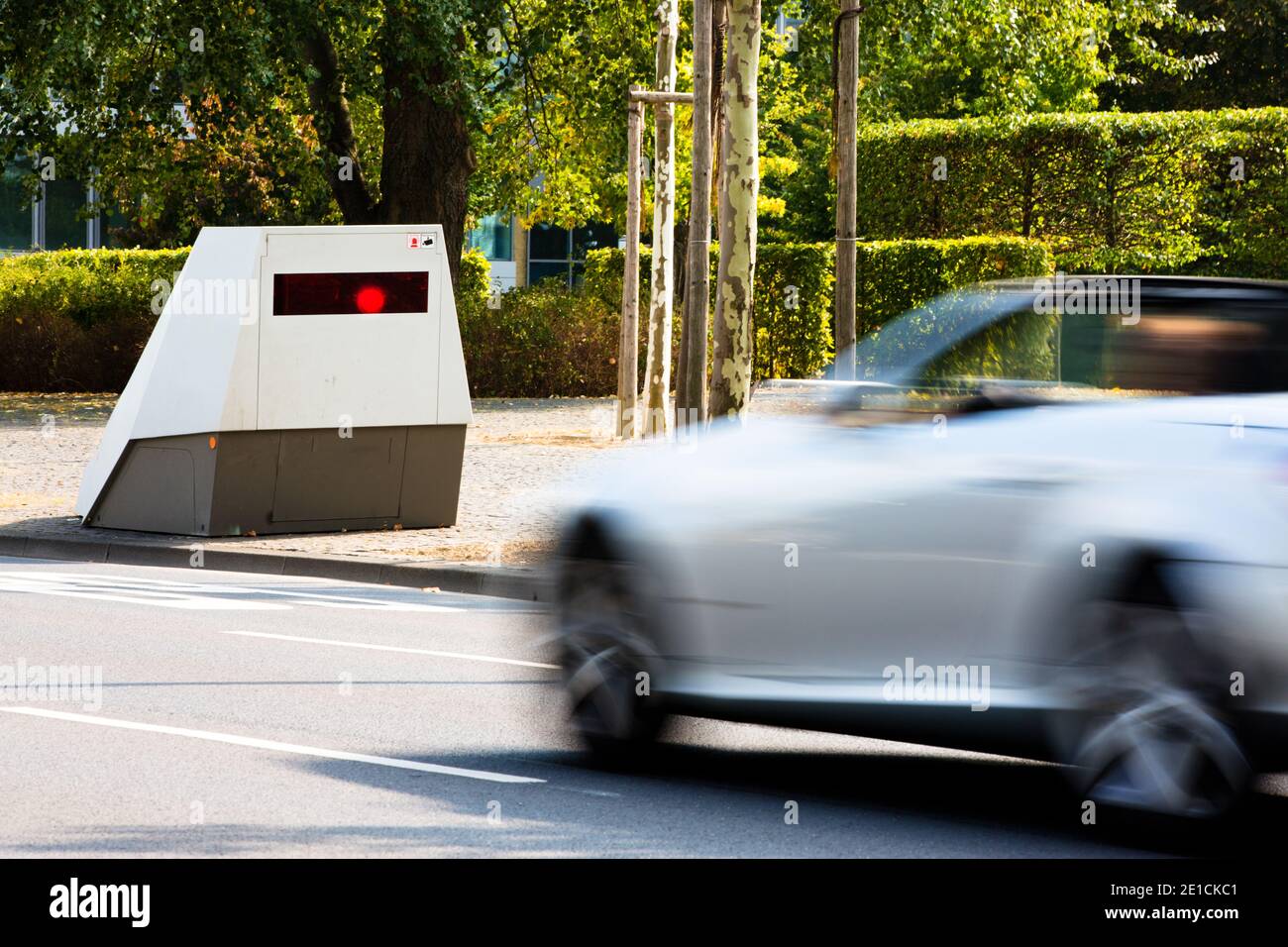 Misurazione della velocità nel traffico stradale con un rimorchio di applicazione , autovelox. Misurazione radar. Auto con Motion Blur Foto Stock