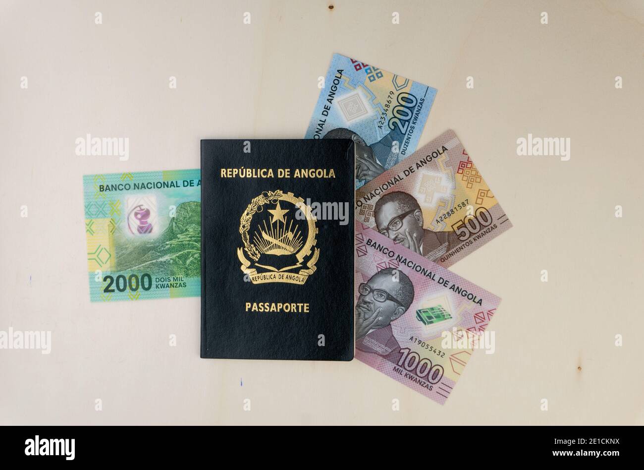 Un passaporto angolano e una nuova serie di banconote angolane di kwanza Foto Stock