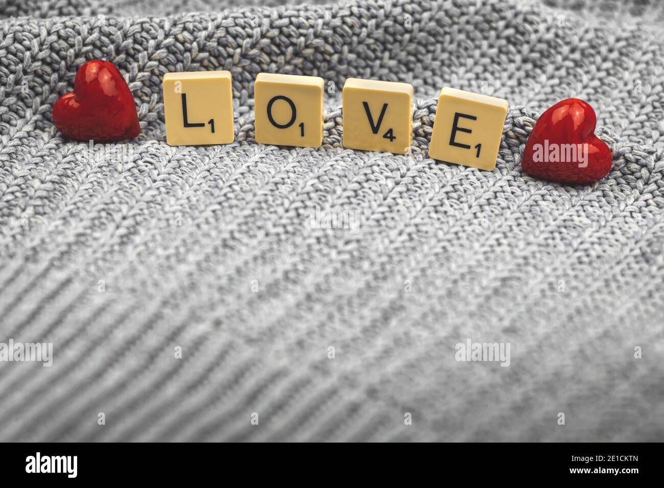 Banner con parola d'amore a cubi scrabble, tema d'amore, concetto di San Valentino, emozioni positive e composizione sentimenti Foto Stock