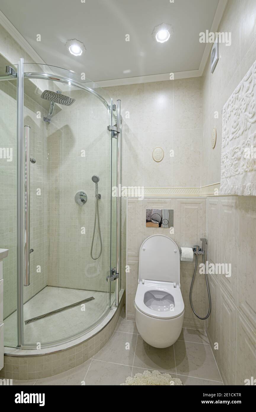 Bagno moderno e lussuoso, bianco e cromato Foto Stock