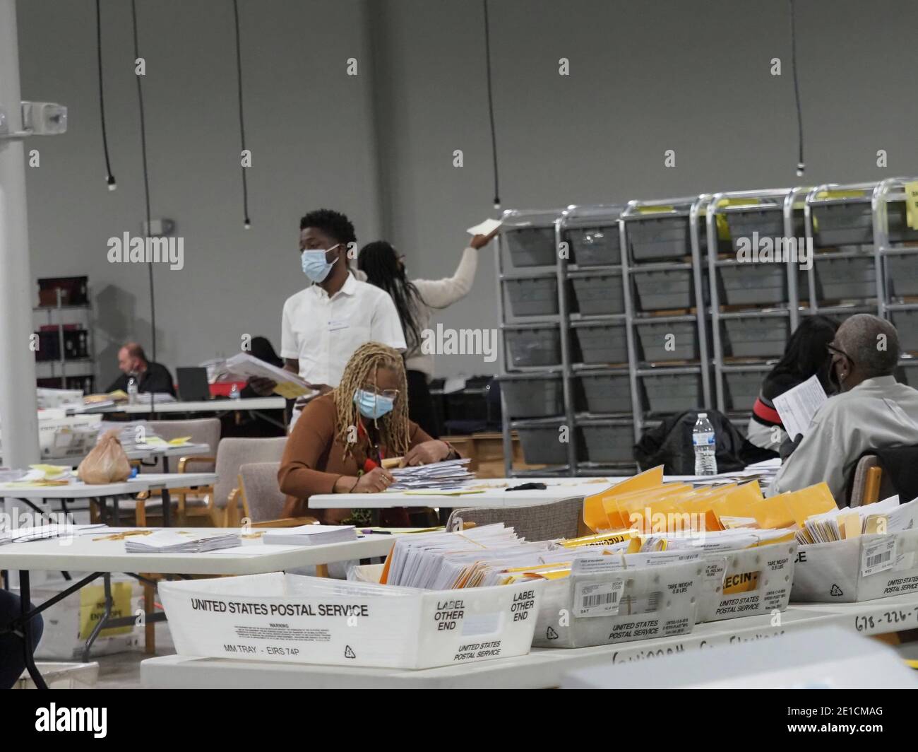 6 gennaio 2021, Lawrenceville, Georgia, Stati Uniti: I lavoratori di elezione processano i voti degli assenti del mail-in alla registrazione & alle elezioni di Voter della contea di Gwinnett. (Immagine di credito: © sue Dorfman/ZUMA Wire) Foto Stock