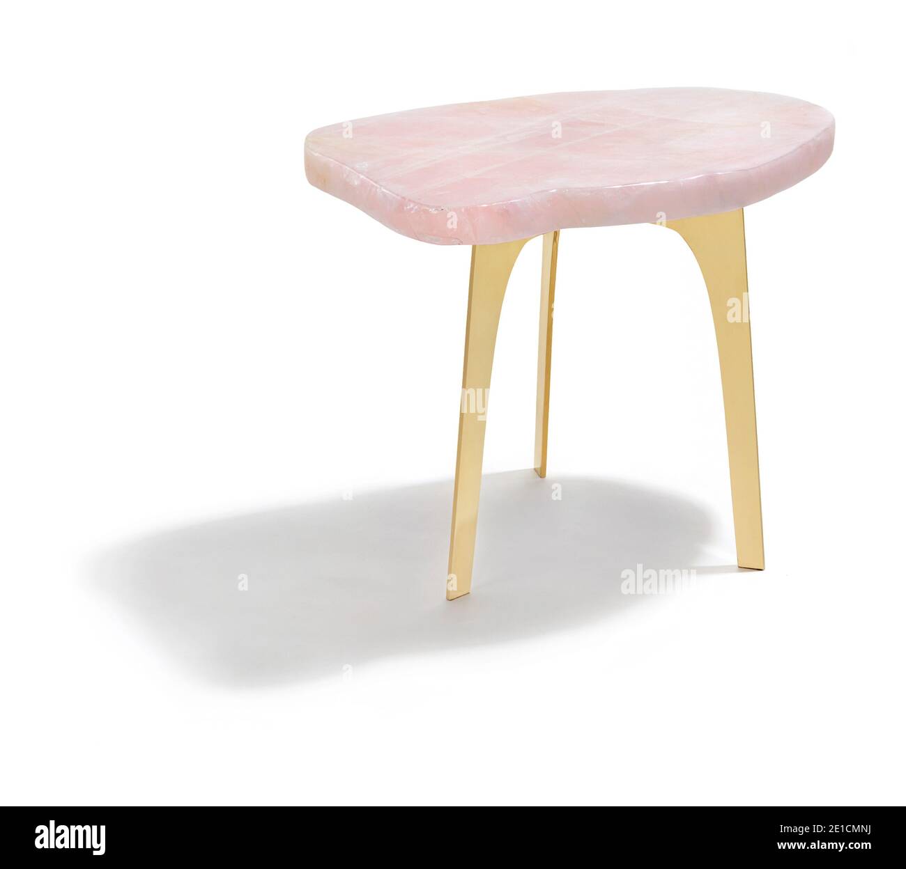Tavolo basso in pietra rosa con gambe in oro progettato da Anna Rabinowicz fotografò su uno sfondo bianco Foto Stock