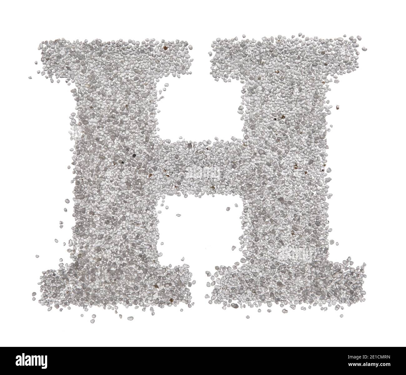 Serif sabbia lettera maiuscola H con un bordo duro fotografato su sfondo bianco Foto Stock