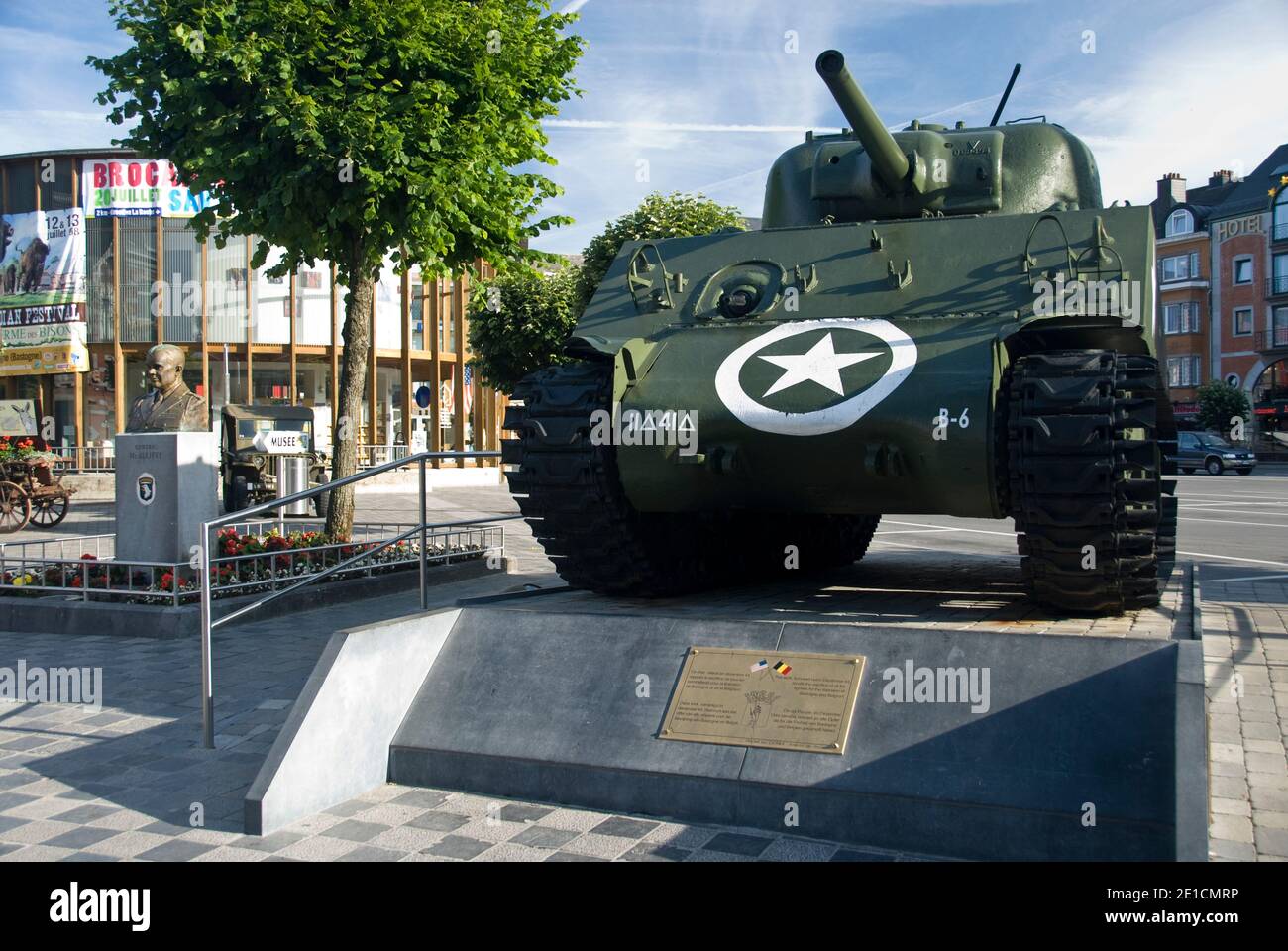 Un carro armato americano e una statua del generale americano della seconda guerra mondiale McAuliffe nella piazza della città, Bastogne, Belgio. Foto Stock