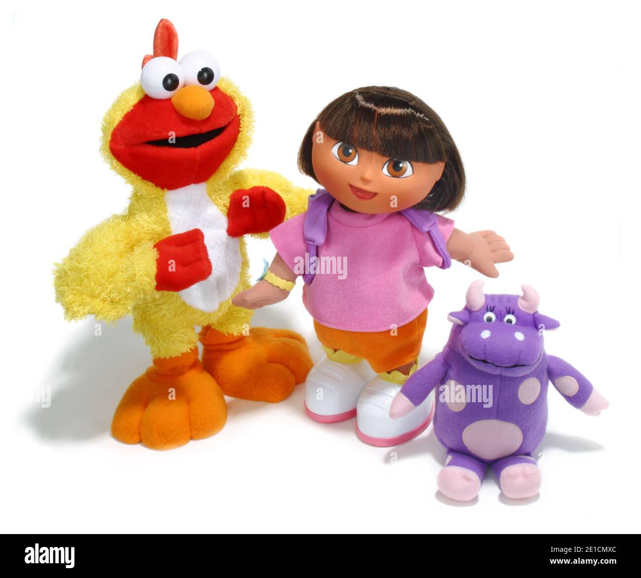 I peluche giochi Elmo, Dora e Purple Cow fotografati insieme su uno sfondo bianco. Foto Stock