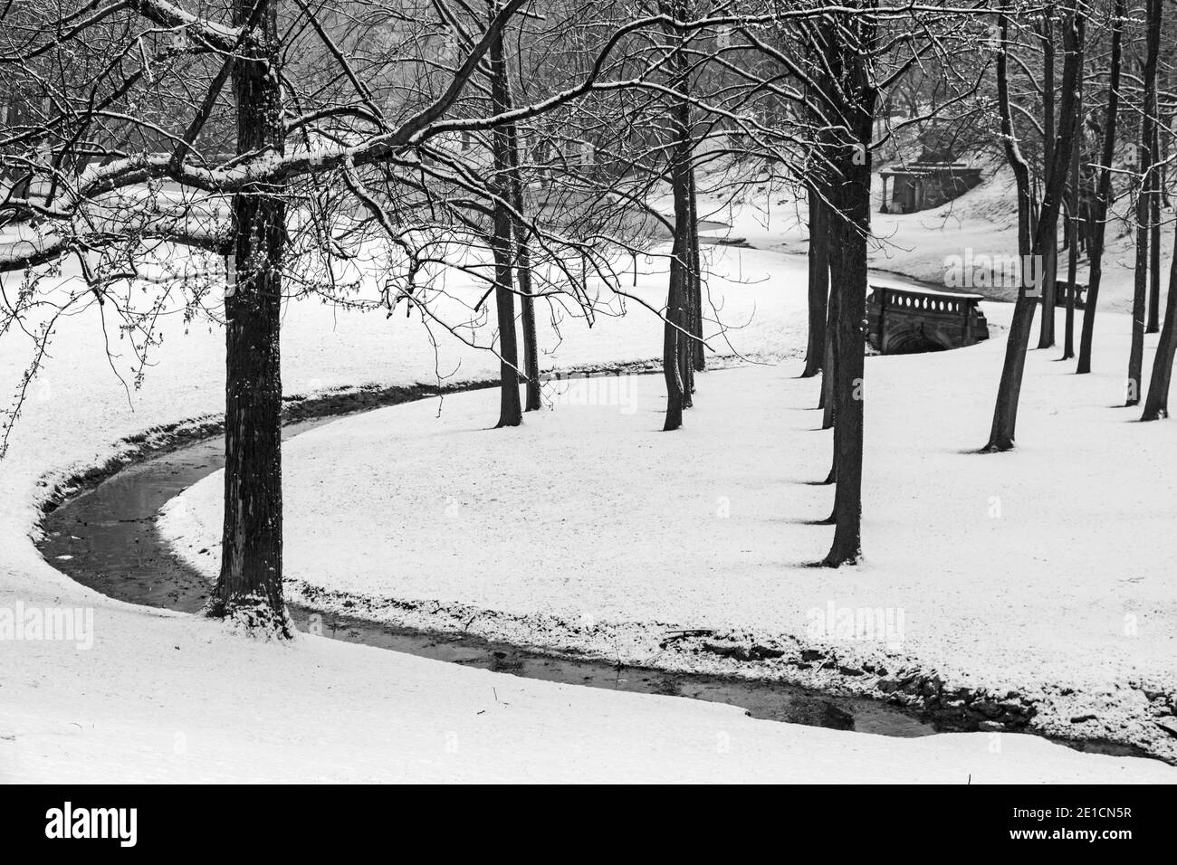 Detroit, Michigan - Bloody Run Creek dopo la neve di mattina presto nel cimitero di Elmwood. Si dice che il torrente si sia arrossato con il sangue della soldie britannica Foto Stock