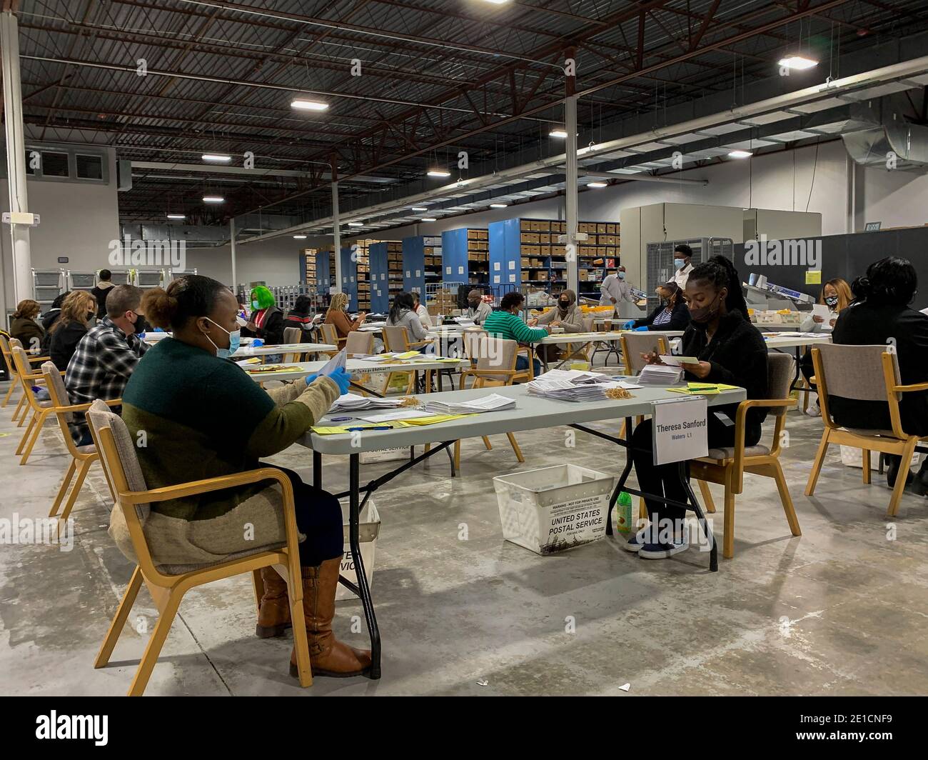 Lawrenceville, Georgia, Stati Uniti. 6 gennaio 2021. I lavoratori di elezione procedano i voti degli assenti di posta-in a Gwinnett County Voter Registration & Elections. Credit: Sue Dorfman/ZUMA Wire/Alamy Live News Foto Stock