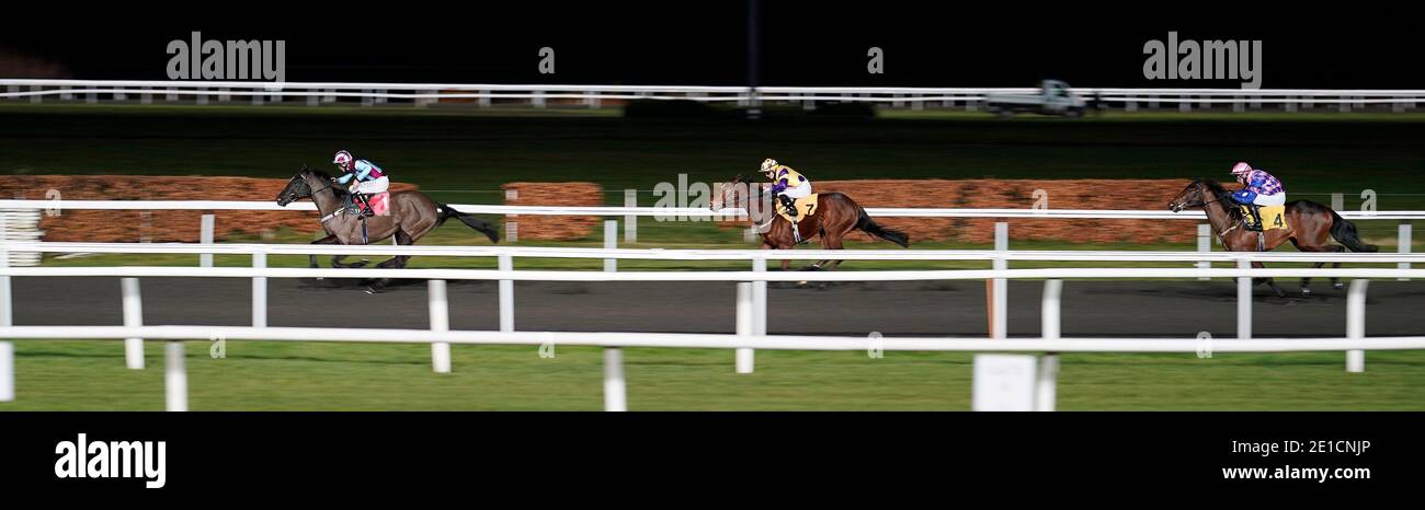 Luke Morris cavalcando Nortonthorpe Boy vincendo la Unibet New Instant Roulette handicap al Kempton Park Racecourse. Foto Stock