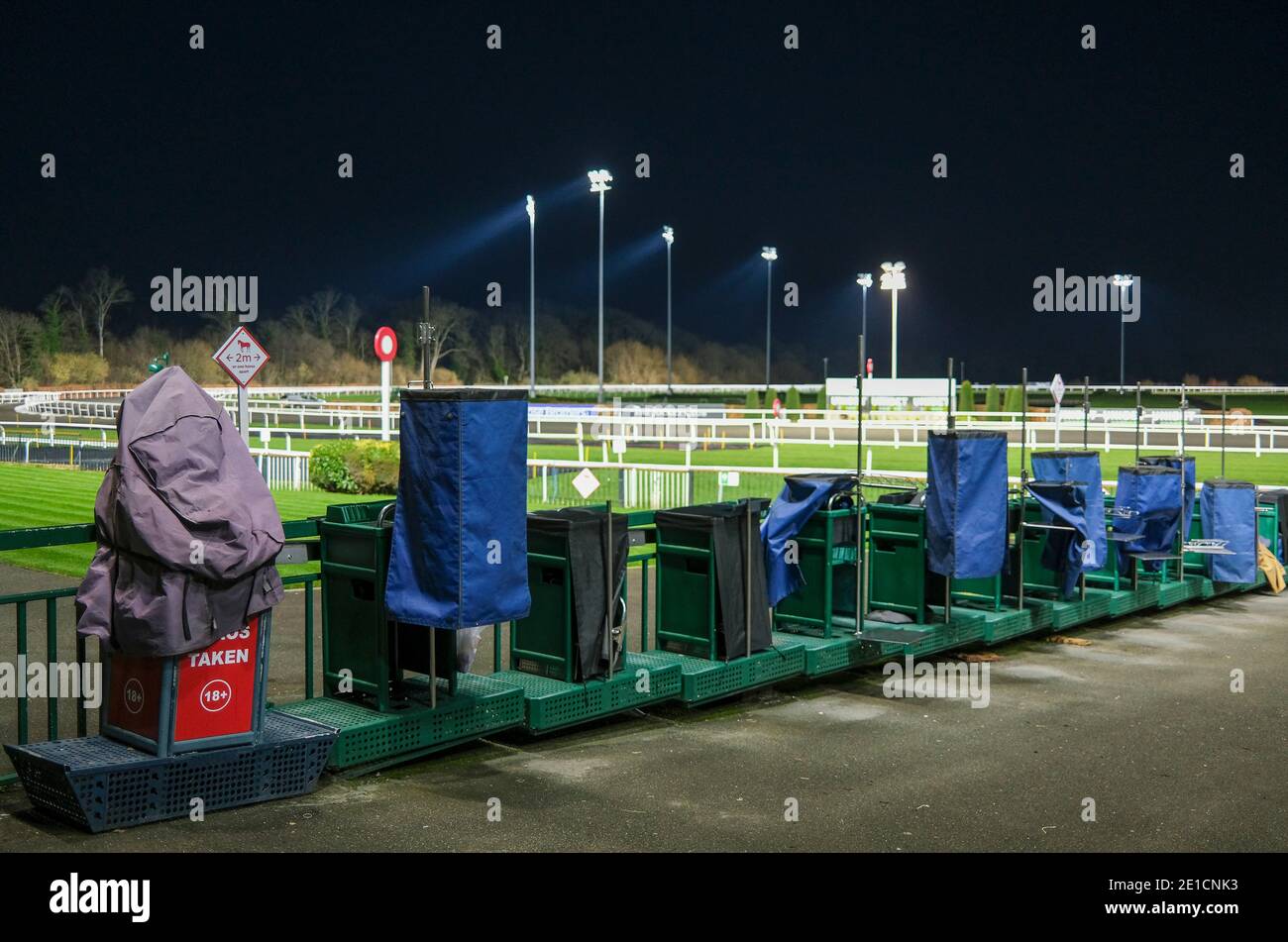 Piazzole vuote per i bookmaker all'ippodromo di Kempton Park. Foto Stock