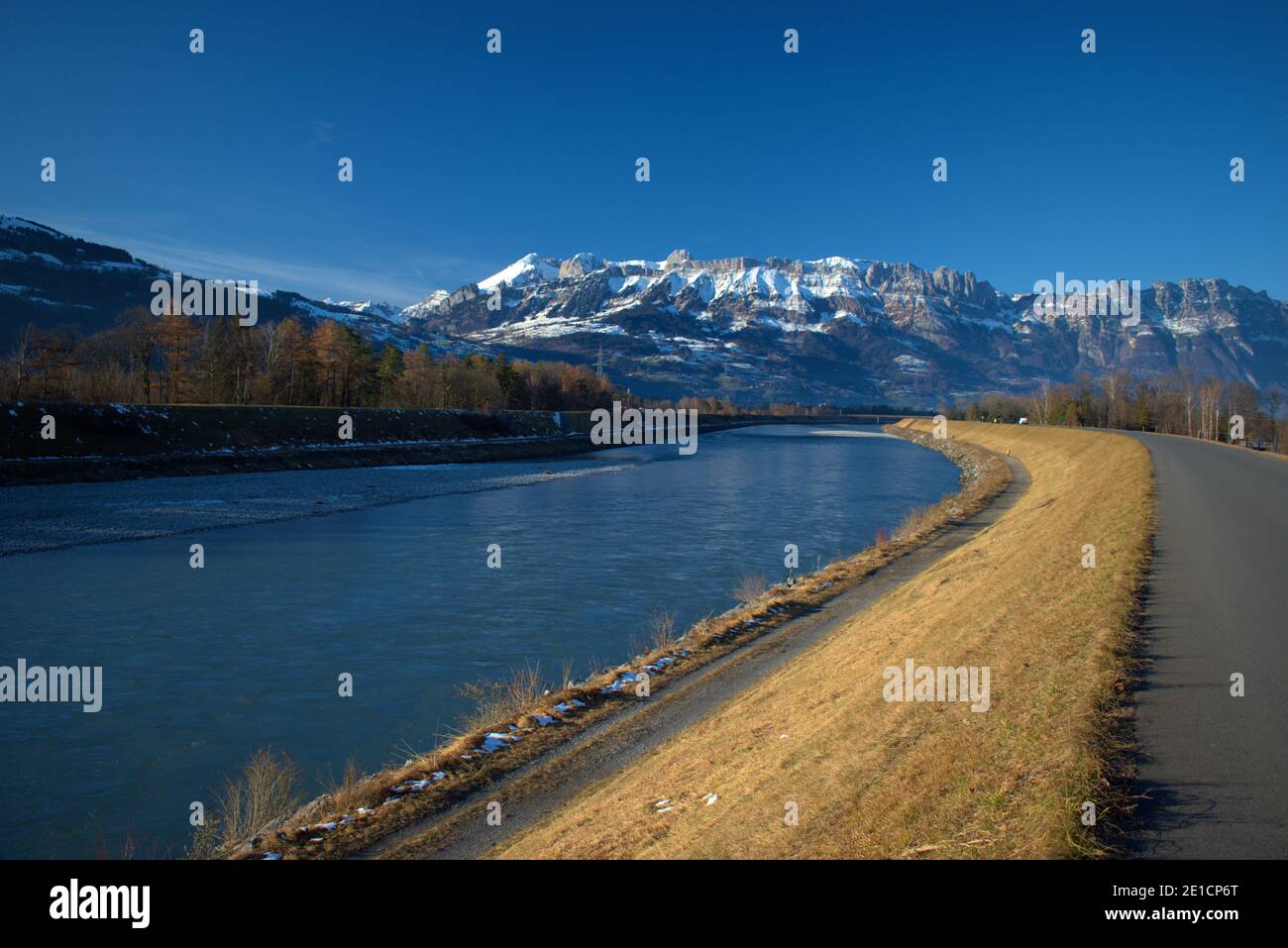 Fiume Reno a Vaduz nel Liechtenstein 16.12.2020 Foto Stock