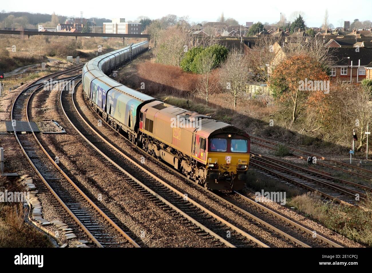 La locomotiva diesel 66 EWS classe 66143 guida la Drax 1031 Stazione di potenza per Immingham Biomass servizio attraverso Scunthorpe su 6 Gennaio 2021 Foto Stock