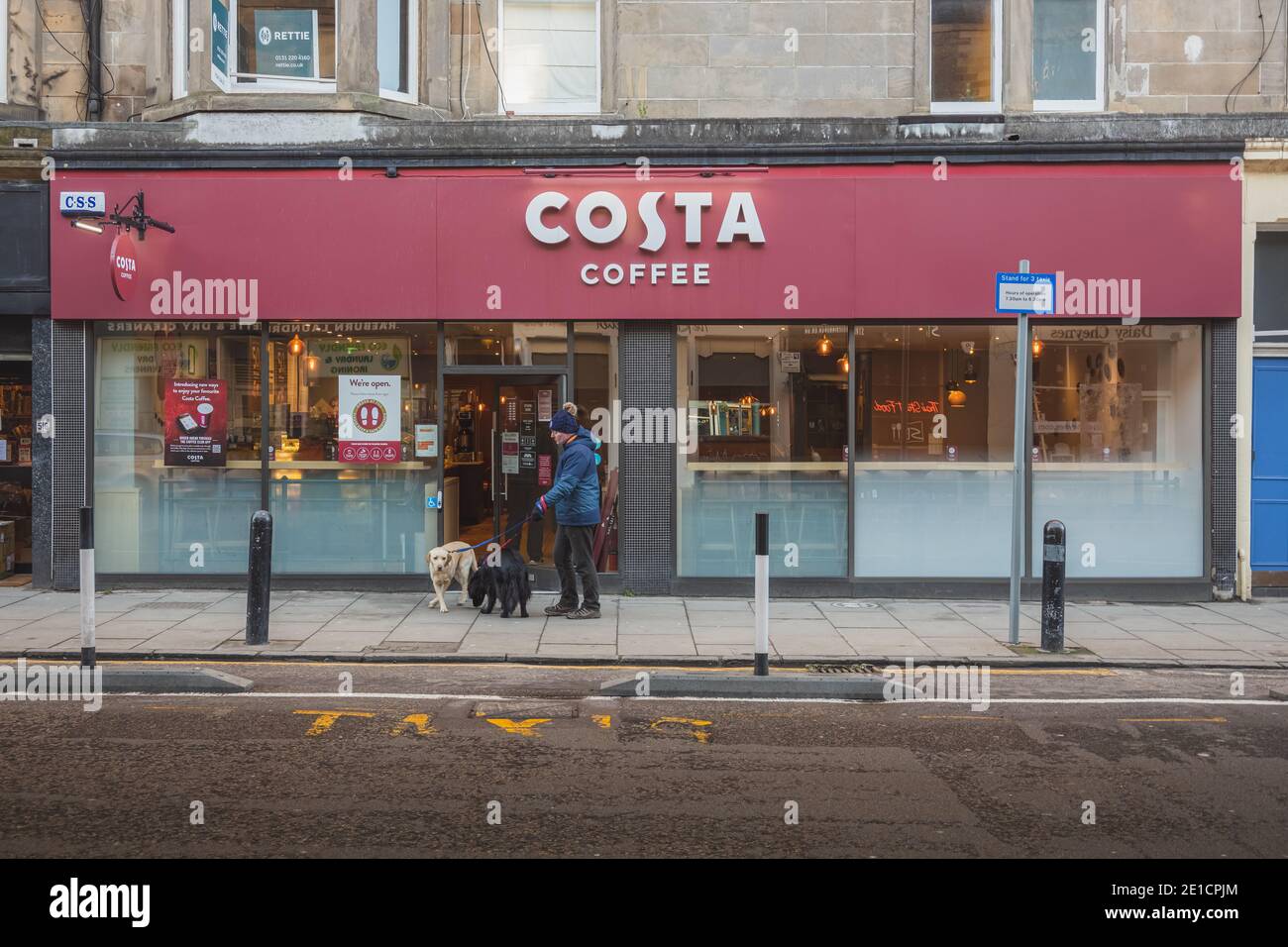 Edimburgo, Scozia - 6 gennaio 2021: Località Costa a Raeburn Place a Stockbridge, Edimburgo. Costa Coffee è una catena britannica di caffetterie Foto Stock