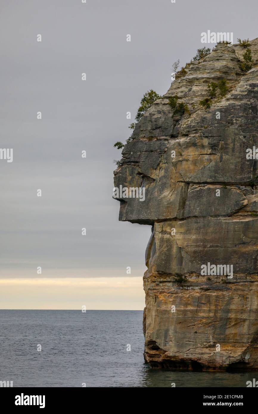 Scogliere di arenaria, spiagge, dune di sabbia, cascate, laghi interni, foreste profonde e coste selvagge ti invitano a visitare il lago nazionale delle rocce Foto Stock