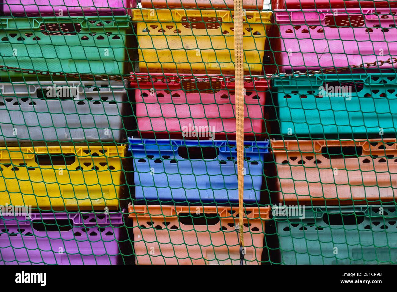 Contenitori di stoccaggio o trasporto colorati assortiti per il trasporto di merci fare un modello di disegno astratto Foto Stock