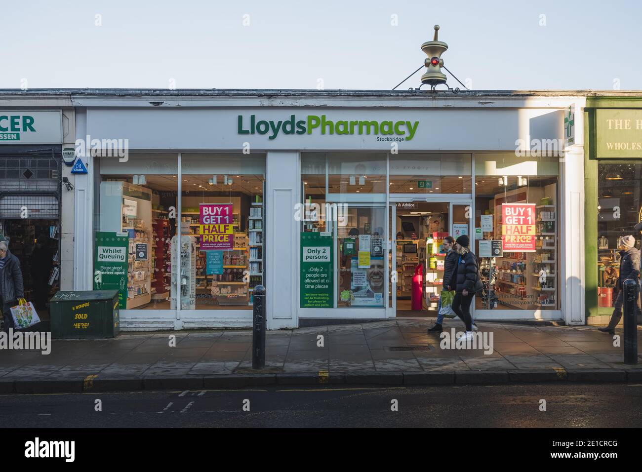 Edimburgo, Scozia - 6 gennaio 2021: La sede della Lloyds Pharmacy a Stockbridge, Edimburgo. Lloyds è una grande catena di farmacie del Regno Unito. Foto Stock