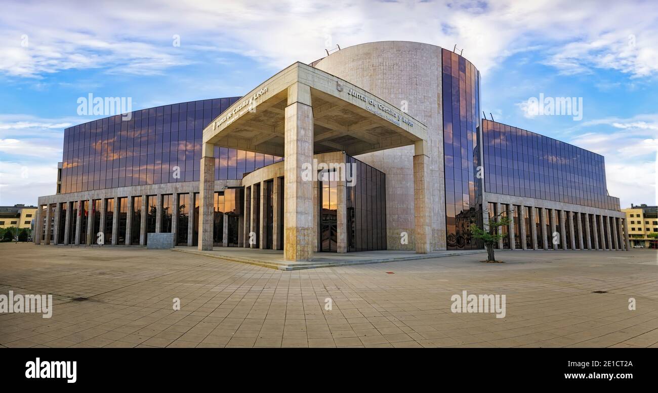 Edificio della Junta de Castilla y LeÃƒÂ³n a LeÃƒÂ³n, facciata principale. Foto Stock