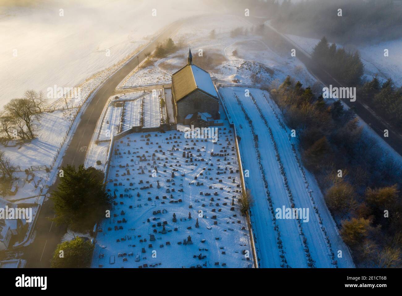 Veduta aerea della Chiesa Parrocchiale di Kirk 'o Shotts, Salsburgh, Lanarkshire settentrionale, Scozia. Foto Stock