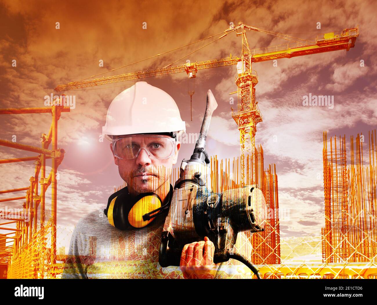 uomo cantiere in cantiere con gru con martello pneumatico, elmetto di  sicurezza, cuffie protettive, occhiali protettivi, doppio esposu Foto stock  - Alamy