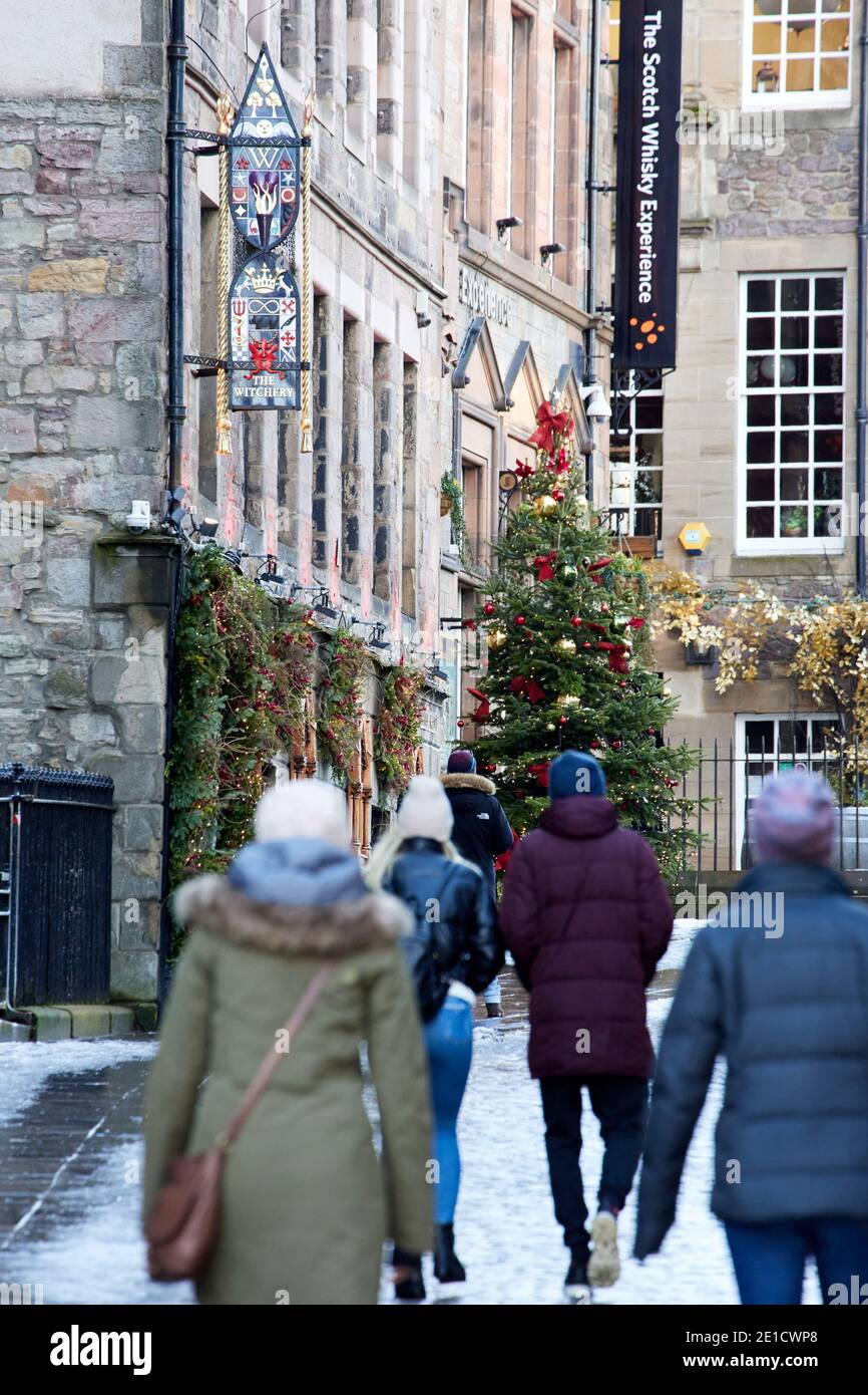 Edinburgh Royal Mile. Guardando verso la Witchery presso il ristorante del Castello e l'albero di Natale. Regno Unito Gennaio 2020. Neve invernale. Foto Stock